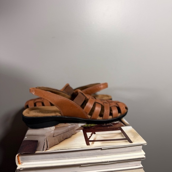Array Women’s Size 8.5 Tan Woven Leather Sandals - Picture 5 of 13